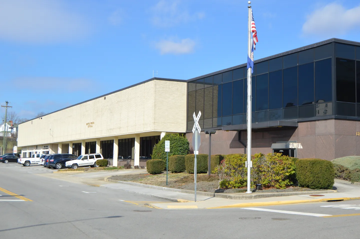 Bristol City Hall in Virginia, a regional street and civic context